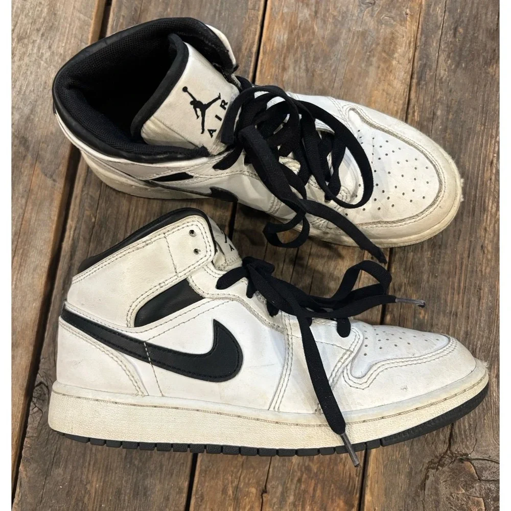 Nike Air‎ Jordan 1 Mid White Black Youth Basketball Shoes DQ8423-132 Size 4Y